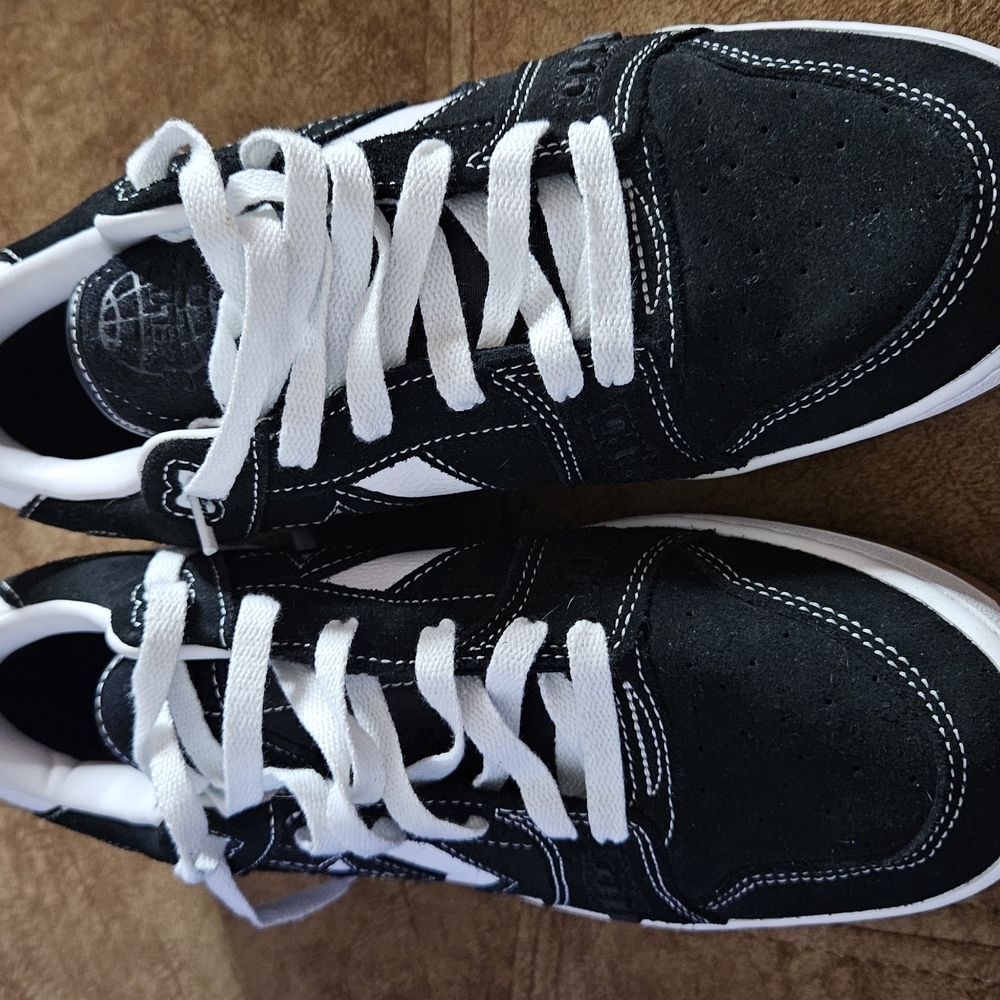 Converse Men's Black and White Sneakers